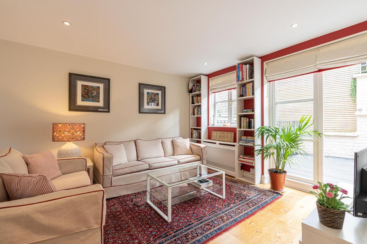 Ferienhaus Stylish Mews House With Parking